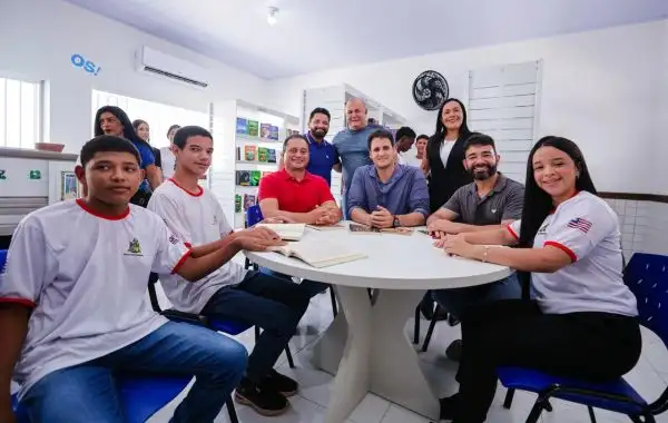 Foto 1 – Prefeito Dr. Júnior, senador Weverton e secretário Orleans Brandão entregam mais conquistas para a educação e saúde de Peritoró