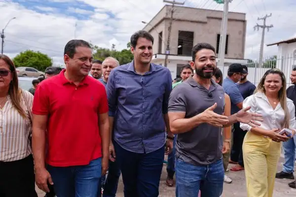 Foto 2 – Prefeito Dr. Júnior, senador Weverton e secretário Orleans Brandão entregam mais conquistas para a educação e saúde de Peritoró