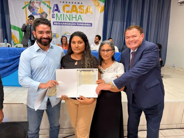 Foto 4 – Peritoró realiza sonho de famílias com entrega de 109 títulos de propriedade pelo programa “A Casa é Minha”; a meta é co