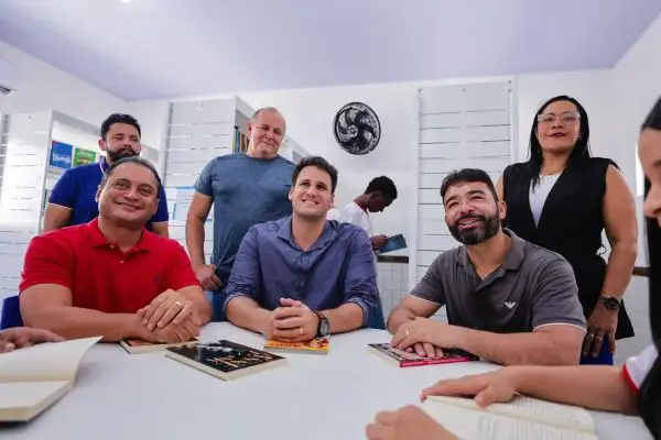 Foto 3 – Prefeito Dr. Júnior, senador Weverton e secretário Orleans Brandão entregam mais conquistas para a educação e saúde de Peritoró